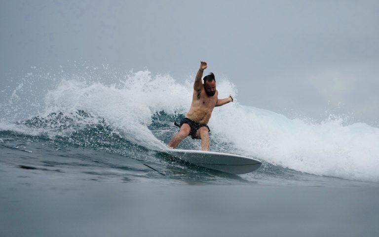 Male surfer carving a wave during the Maldives Surf Trip 2026 in the Central Atolls with Nordes Surfhouse.
